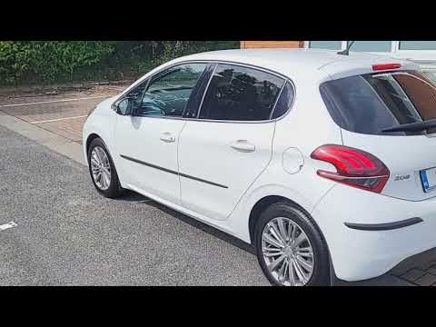 Peugeot 208 1.2 AUTO ALLURE Puretech**Low kms** - Image 2