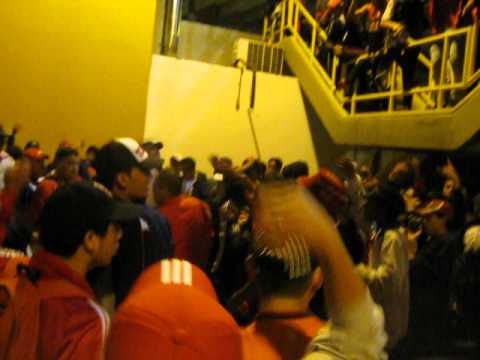 "La Orquesta DISTURBIO ROJO BOGOTA (AMERICA VS bogota )" Barra: Disturbio Rojo Bogotá &bull; Club: América de Cáli