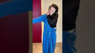Vídeo Vestido Midi Jeans com Cinto Flor de Lis