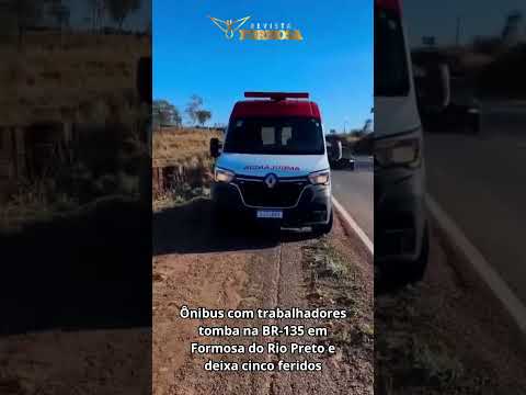 Ônibus com trabalhadores tomba na BR-135 em Formosa do Rio Preto e deixa cinco feridos