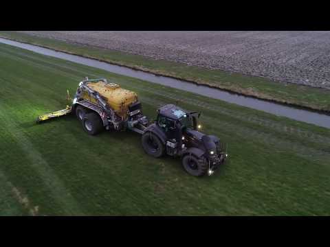 Firma De Blokken aan het bemesten