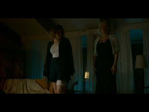 Chucky (2021) Tiffany le hace cosquillas a chucky