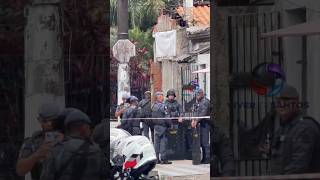 Movimentação policial chama a atenção de moradores em Praia Grande.