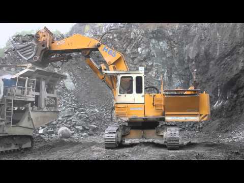 Demag H65 front shovel loading mobile crusher