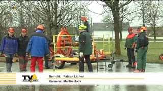 preview picture of video 'Sicher Sägen: Feuerwehrleute trainieren in Erkheim das Zerlegen von Bäumen'