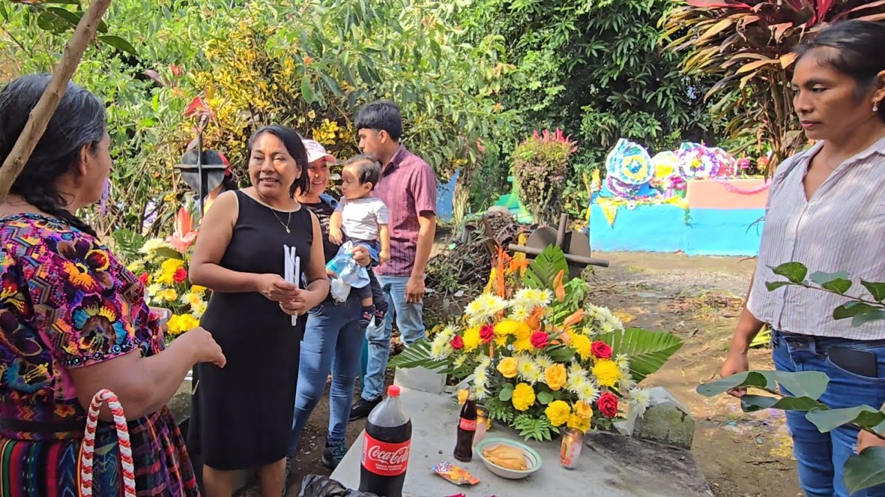 Toda la familia está reunida. Enflorando la tU.mba de nuestro papá y hermano. 