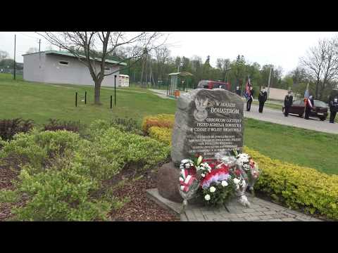 3.05.2020r. Złożenie kwiatów pod pomnikiem.