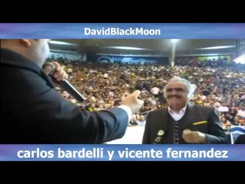 Carlos Bardelli le quita microfono a Vicente Frenandez para cantarle