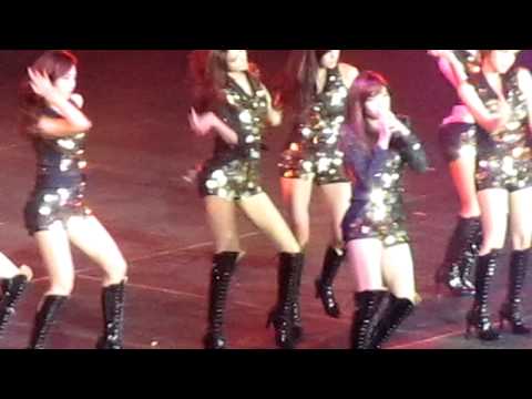 Girls' Generation - Run Devil Run at SM TOWN NYC 10-23-11 HD
