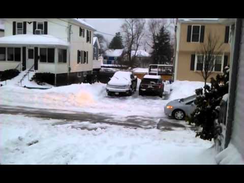 carro agarrado na neve