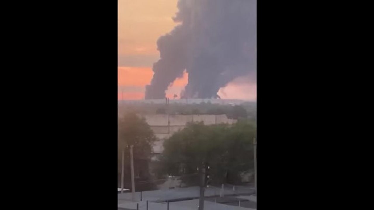 Esercito ucraino colpisce con droni raffineria russa a Novokuybyshevsk, fumo dagli impianti