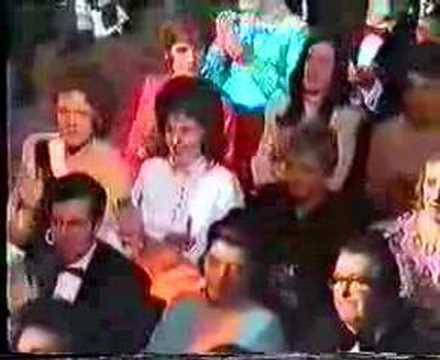 Eurovision 1971 - Manic Woman Freezes Mid-Applause
