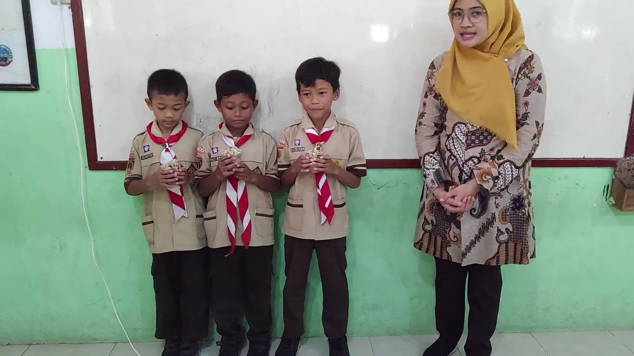 Penerapan Model Pembelajaran Project Based Learning (PjBL) dengan media PPT berbantuan proyektor.