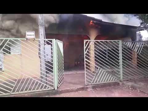 Casa pega fogo e mata mãe e filha carbonizadas; imagens mostram momento do incêndio