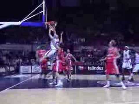 34 23-02-08 BCO-Charleroi - Score van Greg Brunner + krijgt