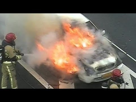 Auto vliegt in de fik op de A10