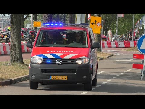 [Pop valt in water] Brandweer Amsterdam met spoed naar een Persoon te water in Amsterdam