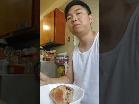 oh se hun eating peanut butter crossiant. exo member eating a lot