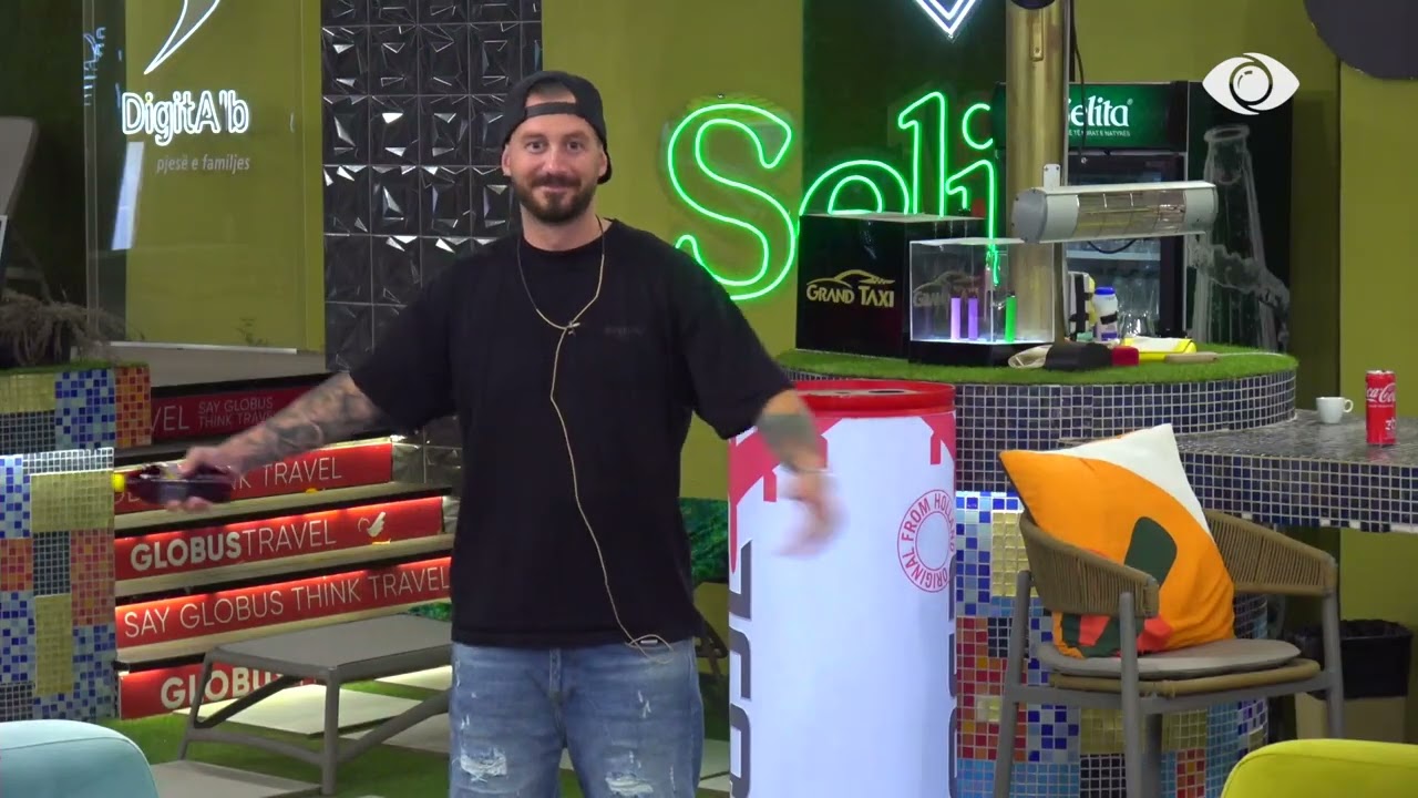 Teksa mbajnë shishet e Solës në dorë, Heidi iu bën banorëve teste inteligjence