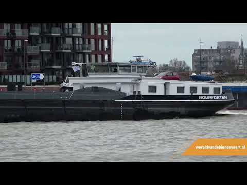 Binnenvaartschepen Aquafortem 2 en Muro op de Oude maas bij Dordrecht | Binnenvaart