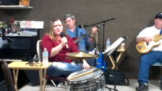 Amy sings "Kitty Wells"