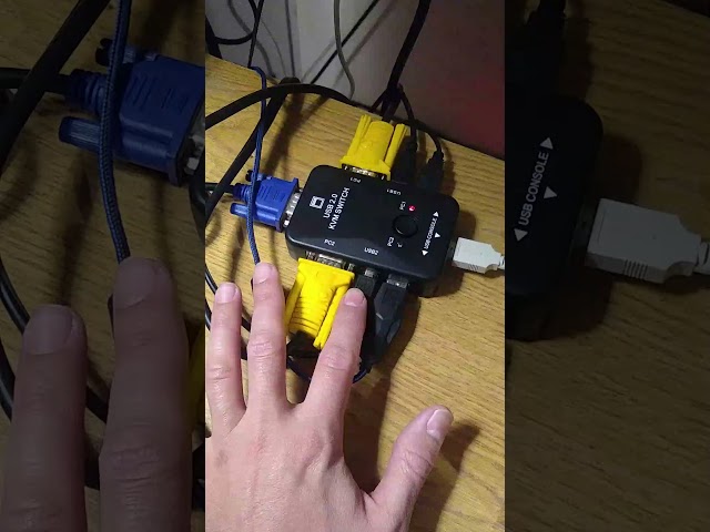 Vídeo relacionado con StarTech.com Cable KVM de 3m Ultra Delgado Todo en Uno VGA USB HD15 - 10ft Pies 2 en 1