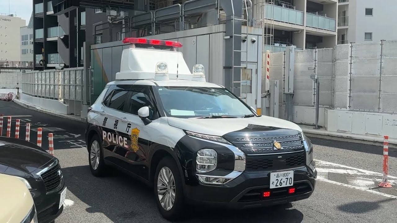 パーキングエリア内を緊急走行する誘導標識車 高速602 他