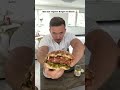 Idiot isst veganen Burger mit Bacon 🤦‍♂️