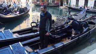 Dar toques a un balón sobre una góndola en Venecia
