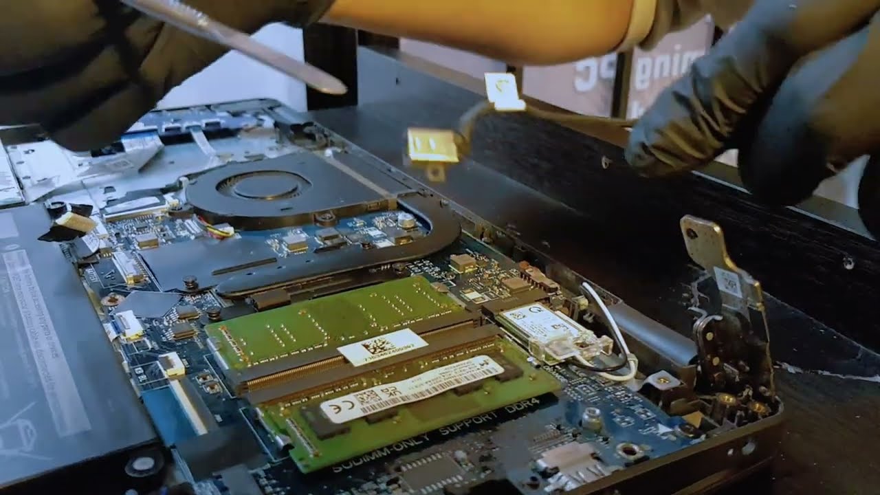 Laptop Dell - Le cobraron 17 dólares por ajustar un tornillo que no existe.