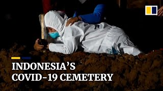 Download lagu Heartbreaking farewells at Indonesian cemetery as nation sees worst wave of Covid-19 cases, deaths mp3 Download lagu Heartbreaking farewells at Indonesian cemetery as nation sees worst wave of Covid-19 cases, deaths mp3