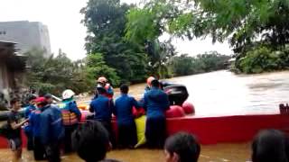 preview picture of video 'Proses evakuasi korban banjir di Kampung Pulo Kelurahan Kampung Melayu Jakarta Timur'