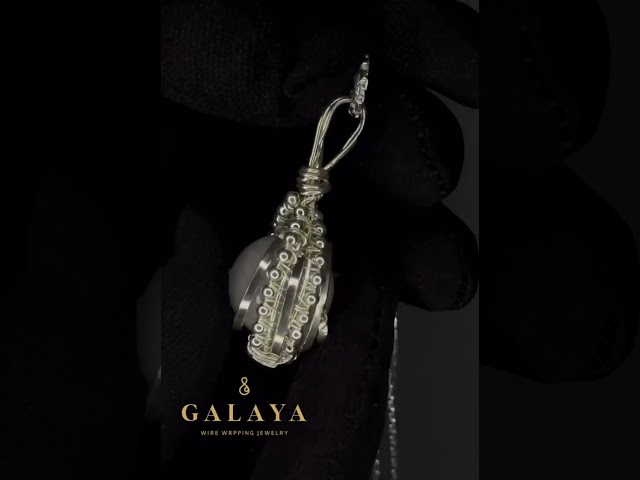 قلادة من الفضة الخالص  مع حجر الكورت الزهري