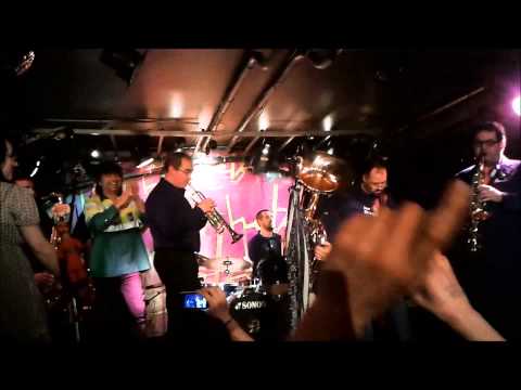 Gueto Brass Band con Kike Suárez y La Desbandada - Cuando los Santos nos vamos de marcha.