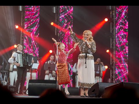 Adriana Ochisanu canta alaturi de fetita ei, Mihaela, la concertul din 18 martie 2022 - Chisinau