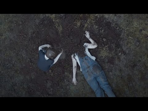 أم بتشك في طفلها إنه مش ابنها بسبب تصرفاته الغريبة! The Hole in The Ground