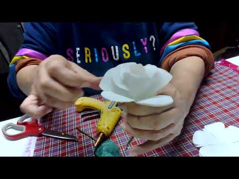 hola amigas como estan rosas de plastico con mucho brillo