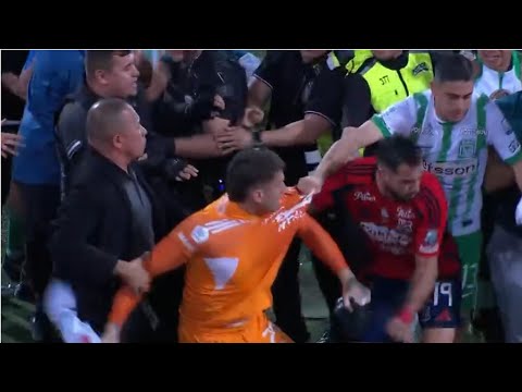 Unbelievable! Jamer Aguirre knocks out Nacional player during a break in the Clásico