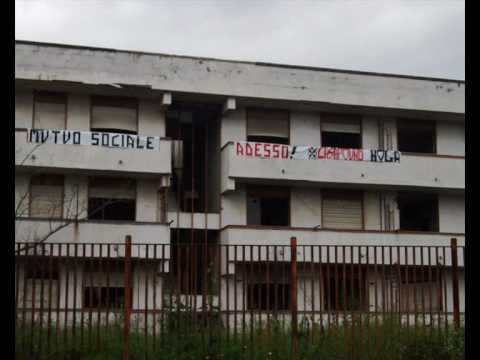 Su pelle la posizione di macchie scura ha apparito Decolorazione della persona in risposte di saloni