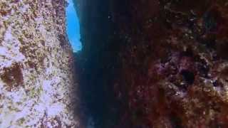 preview picture of video 'Freedive a narrow slit @ Bình Ba island'