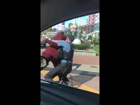 Chicago Police Tackle Man Wielding Golf Club || ViralHog