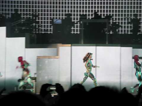 Black Eyed Peas *Fergie shakes that booty, struts her stuff in concert*
