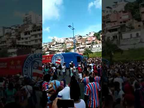 O torcedor do #Bahia fazendo a festa na chegada do ônibus na #Arena Fonte Nova.