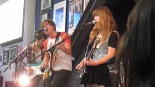 Jenny & Johnny - "Scissor Runner" [live]