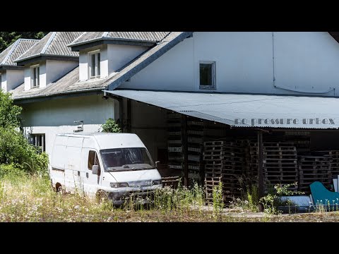 Opuszczona rozlewnia napojów, fabryka butelek, opuszczone samochody, wyposażenie - no pressure urbex