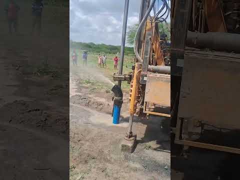 Poço artesiano com muita água em Dormentes Pernambuco.