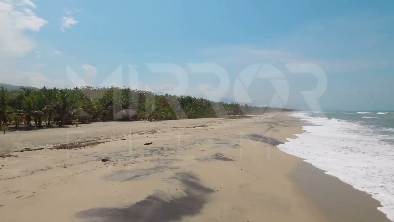 Mujer en playa de Colombia