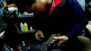 preview picture of video '구두수선 : have one´s hiking boots  mended[repaired] .KOREA'