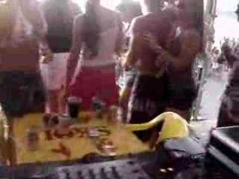 Momento final do set de Carlo DallAnese no Sunset do Guaruja