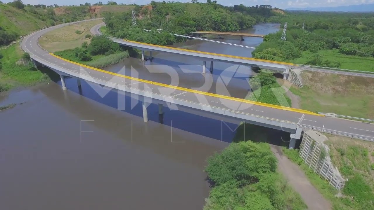 Oleoducto junto a puente